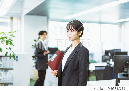 職場で働くスーツを着たビジネスパーソン 94638331