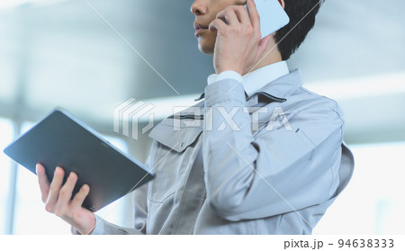 職場で働くビジネスパーソン 職場で働くビジネスパーソン 94638333