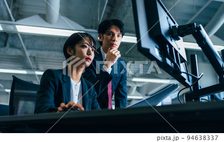 職場で働くスーツを着たビジネスパーソン 94638337