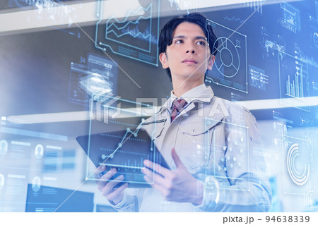 職場で働くビジネスパーソン 94638339