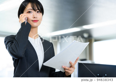 職場で働くスーツを着たビジネスパーソン 職場で働くスーツを着たビジネスパーソン 94638343