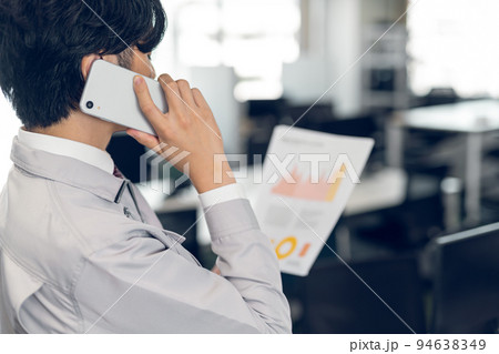 電話をするエンジニア 電話をするエンジニア 94638349