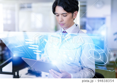 職場で働くビジネスパーソン 94638354