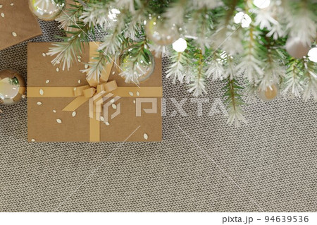 クリスマスツリーとオーナメント 94639536