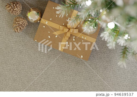 クリスマスツリーとオーナメント クリスマスツリーとオーナメント 94639537