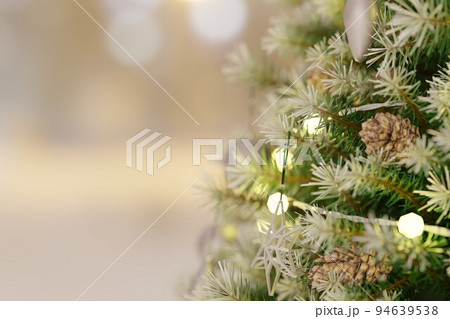 クリスマスツリーとオーナメント クリスマスツリーとオーナメント 94639538