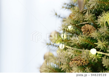 クリスマスツリーとオーナメント クリスマスツリーとオーナメント 94639539