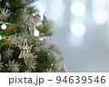 クリスマスツリーとオーナメント 94639546