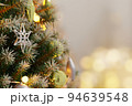 クリスマスツリーとオーナメント 94639548