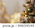 クリスマスツリーとオーナメント 94639549