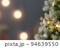 クリスマスツリーとオーナメント 94639550