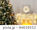 クリスマスツリーとオーナメント 94639552