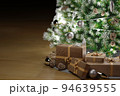 クリスマスツリーとオーナメント 94639555