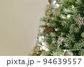 クリスマスツリーとオーナメント 94639557