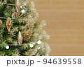 クリスマスツリーとオーナメント 94639558