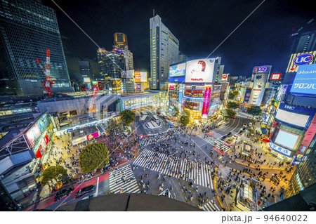 渋谷のスクランブル交差点 夜 94640022