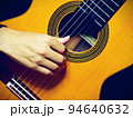 クラシックギターで音楽を演奏するギタリスト・ミュージシャン 94640632