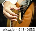 クラシックギターで音楽を演奏するギタリスト・ミュージシャン 94640633