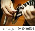 クラシックギターで音楽を演奏するギタリスト・ミュージシャン 94640634