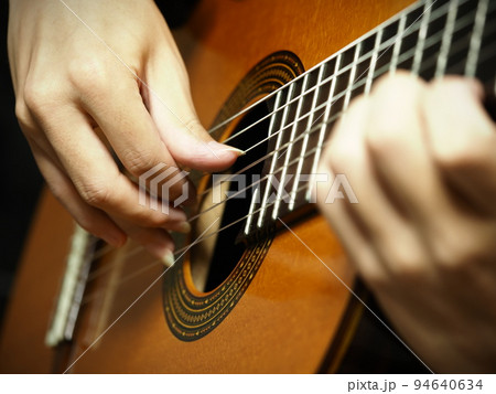 クラシックギターで音楽を演奏するギタリスト・ミュージシャン 94640634