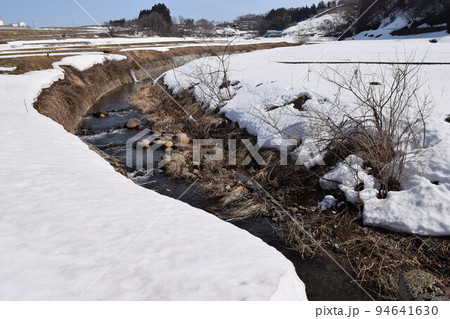 豪雪地域の雪溶け風景 豪雪地域の雪溶け風景 94641630