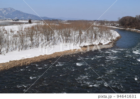 豪雪地域の雪溶け風景 豪雪地域の雪溶け風景 94641631