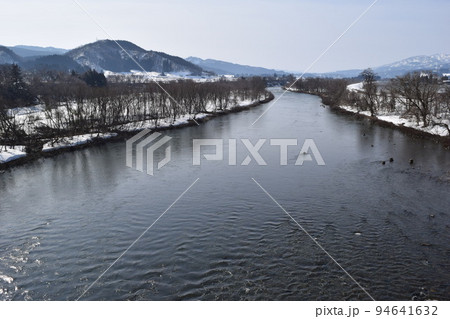 豪雪地域の雪溶け風景 豪雪地域の雪溶け風景 94641632