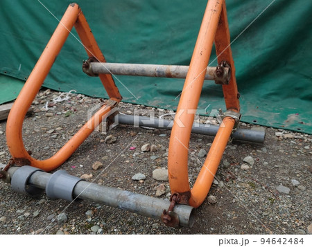 倒れた単管バリケード 倒れた単管バリケード 94642484