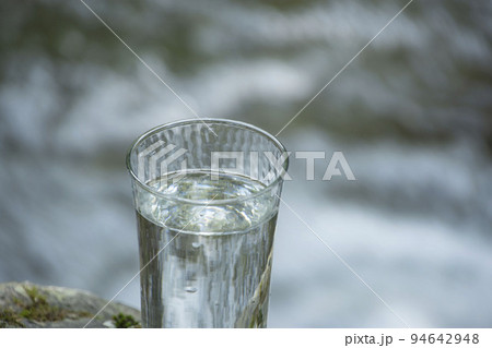 グラスに注がれた飲料水 グラスに注がれた飲料水 94642948