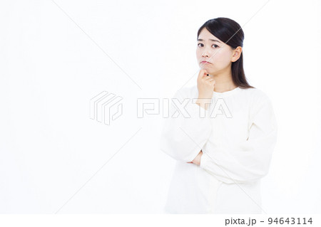 真剣に悩んでいる30代の女性 94643114