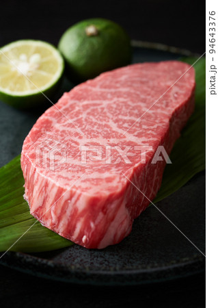 国産和牛　厚切りももステーキ肉 94643376