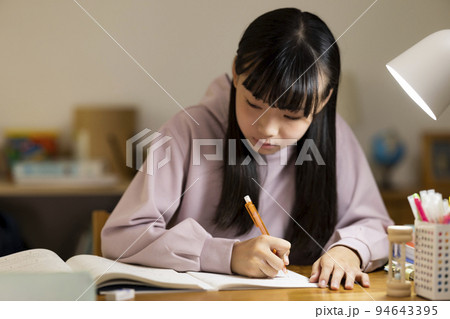 机で勉強をする女の子 中学生 高校生 94643395