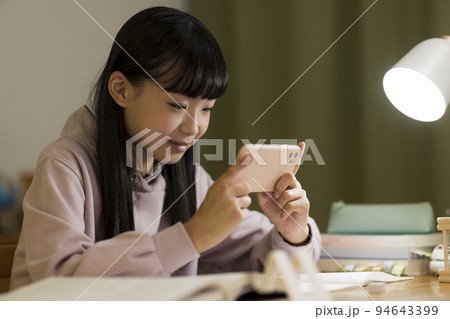 スマホを見ながら勉強をする女の子 中学生 高校生 94643399