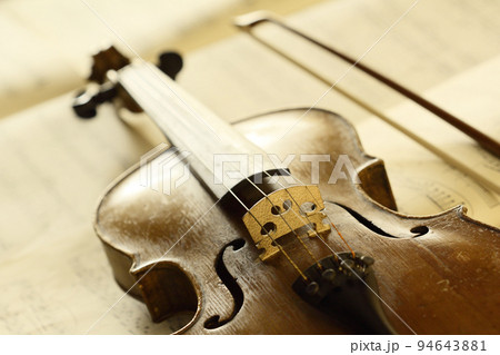 antique violin with fiddlestick 94643881