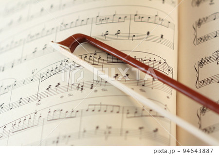 fiddlestick on the music sheet 94643887