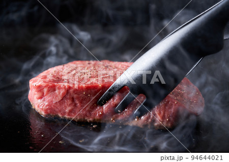 鉄板で国産和牛もも肉を焼く 94644021