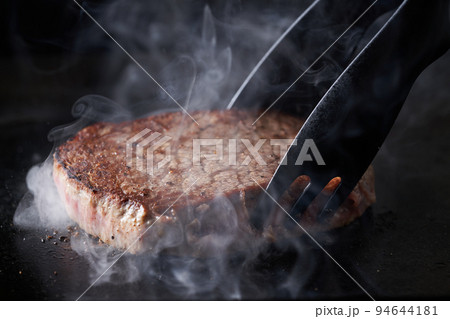 鉄板で国産和牛もも肉を焼く 94644181