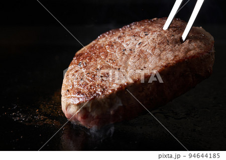 鉄板で国産和牛もも肉を焼く 鉄板で国産和牛もも肉を焼く 94644185