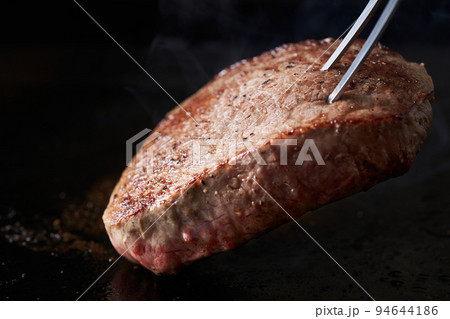 鉄板で国産和牛もも肉を焼く 94644186