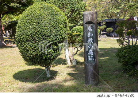 鶴ヶ城本丸　奥御殿の庭跡 94644530