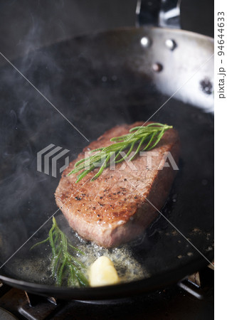 フライパンでステーキを焼く (国産和牛もも肉) フライパンでステーキを焼く (国産和牛もも肉) 94644633