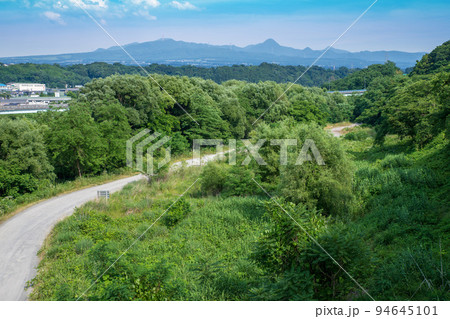 利根川河川敷風景 赤城連山 地蔵橋付近から下流方面の眺め 新緑の季節 利根川河川敷風景 赤城連山 地蔵橋付近から下流方面の眺め 新緑の季節 94645101