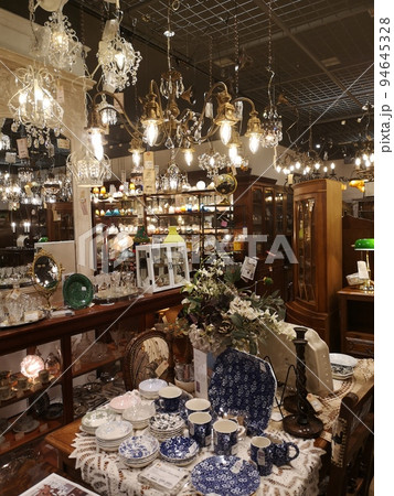 家具屋のランプ売り場 家具屋のランプ売り場 94645328