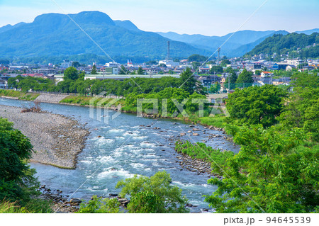 利根川の風景 沼田市街地 尾瀬方面 鷺石橋付近から上流方面の眺め 初夏の季節 利根川の風景 沼田市街地 尾瀬方面 鷺石橋付近から上流方面の眺め 初夏の季節 94645539