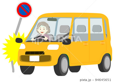 車を運転するおばあさんが標識に衝突 94645651