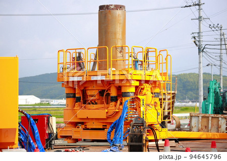 工事現場で杭打ちするマシン 94645796