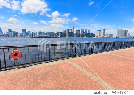 東京 江東区豊洲にある豊洲ぐるり公園とタワーマンション 東京 江東区豊洲にある豊洲ぐるり公園とタワーマンション 94645872