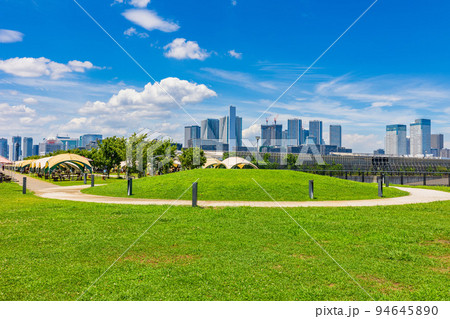 東京　江東区豊洲にある豊洲ぐるり公園とタワーマンション 94645890