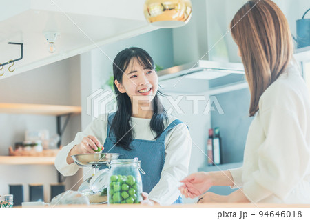 料理を楽しむ女性 cooking 料理を楽しむ女性 cooking 94646018
