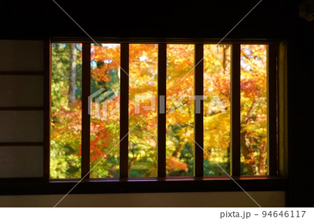 那谷寺　窓からの紅葉 94646117